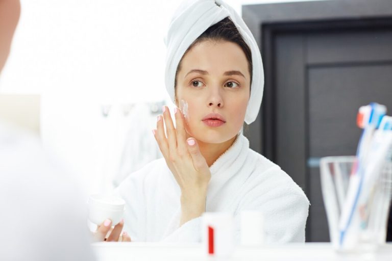 face-moisturizing_1098-15286
