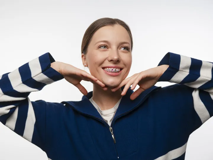 Comparison of ceramic braces pros and cons in Dubai, featuring discreet and aesthetic orthodontic options.