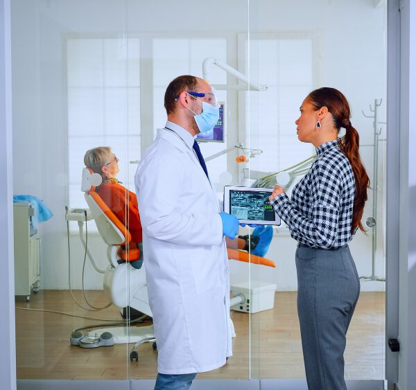 How to Choose the Best Clinic for Dental Implants in Dubai